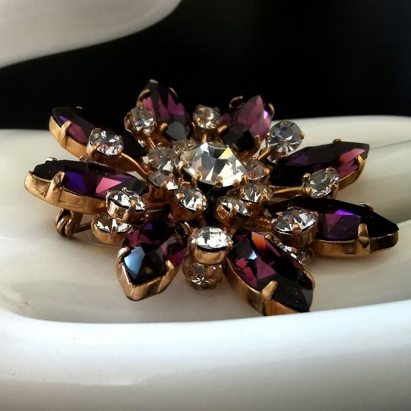 Vintage Austrian flower brooch with amethyst and clear rhinestones - Picture 5 of 8